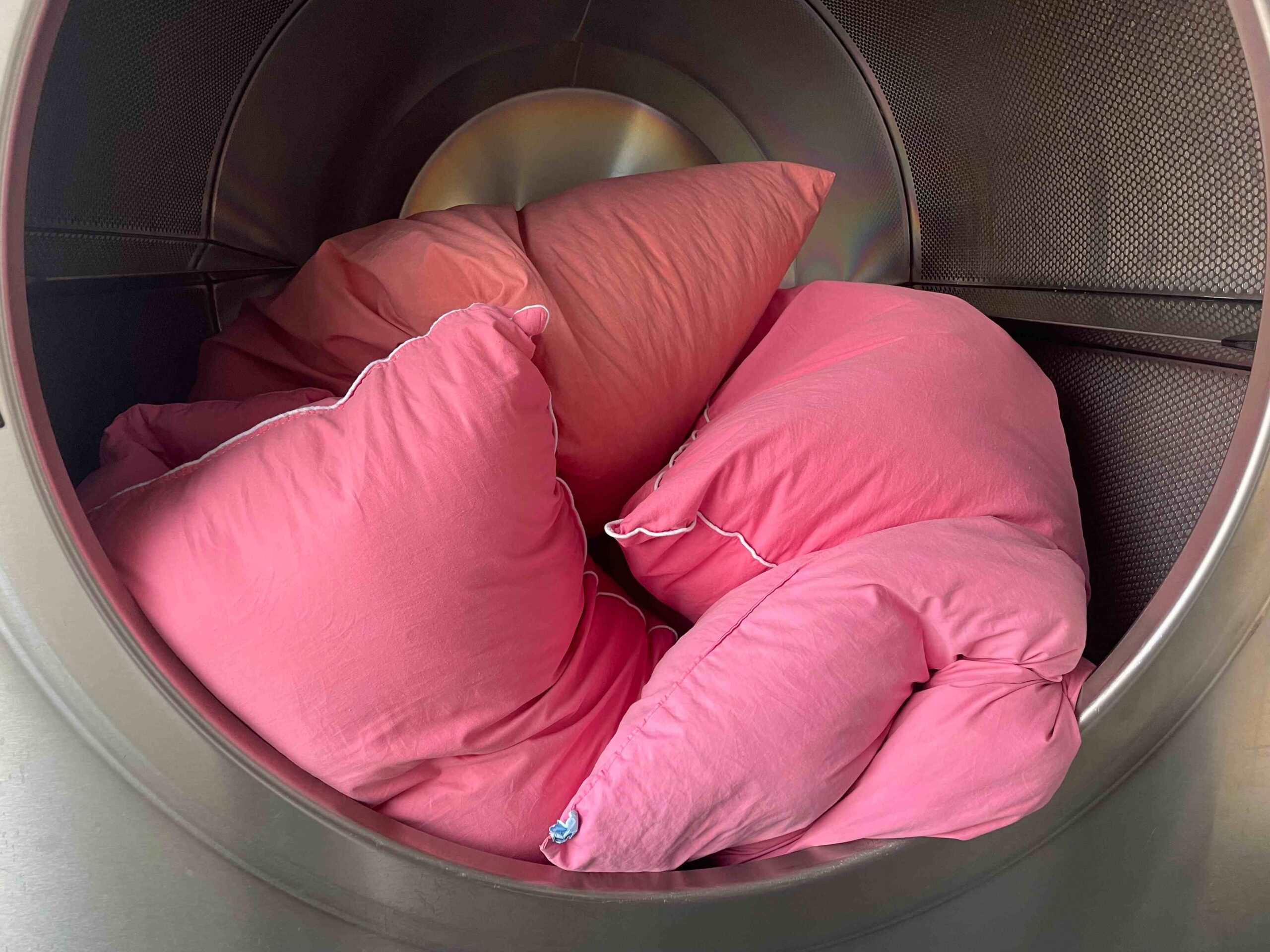 Pralnia Wicher - Specjalistyczne czyszczenie pierza i puchu, kołder i poduszek (7) Pralnia Wicher - Specjalistyczne czyszczenie pierza i puchu, kołder i poduszek (1)